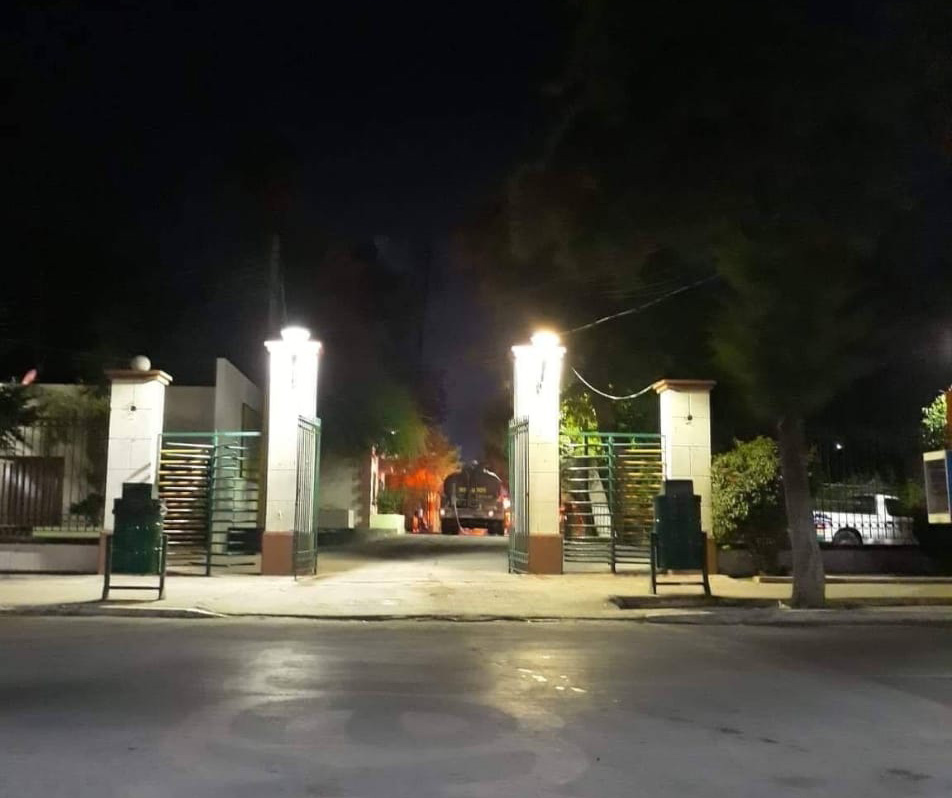 Después de varios minutos, los Bomberos lograron extinguir por completo el fuego antes de que se extendiera. (Notivox Digital)