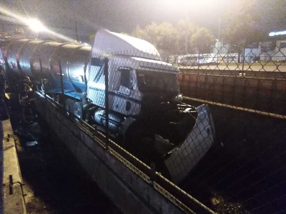 El tráiler chocó con dirección centro./  Gabriel Ortega