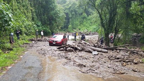 Algunas carreteras no pueden transitarse. (Especial)