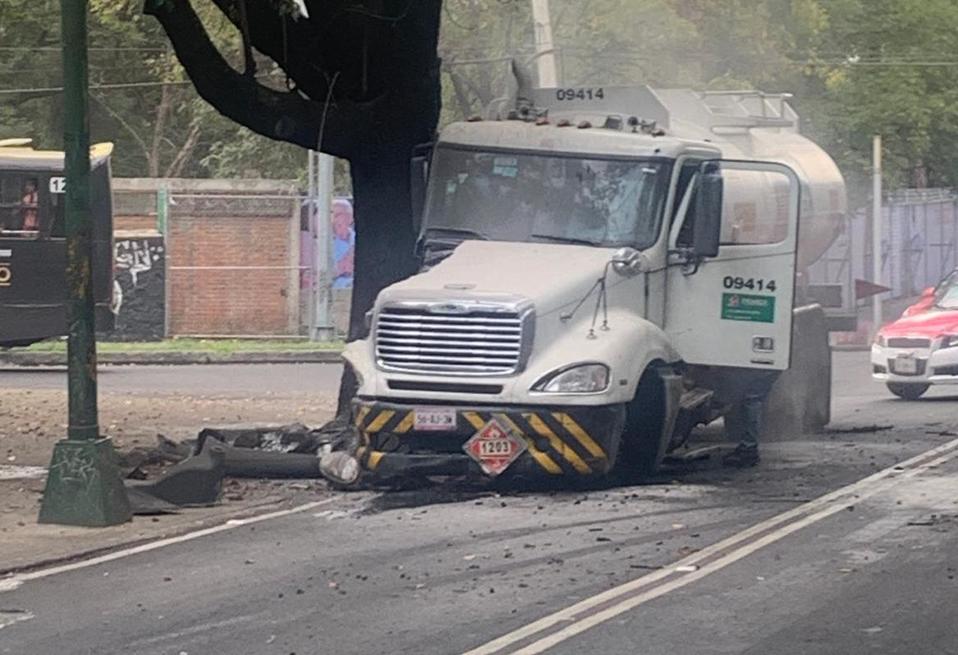 Choque del árbol en Periférico Sur en Tlalpan. (Jorge Becerril)