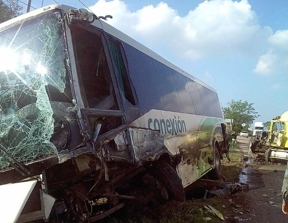 El autobús terminó destrozado.