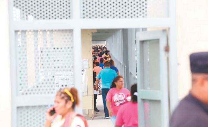 Familiares de reos que estaban en el Topo Chico los visitaron ayer en Apodaca. Raúl Palacios