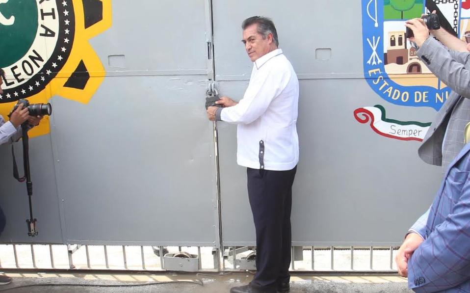 El gobernador Jaime Rodríguez Calderón dio cierre al penal. Foto: Raúl Palacios.