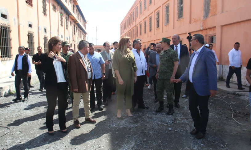 El gobernador agregó que el penal permanecerá abierto al público durante un mes y medio. (Raúl Palacios)
