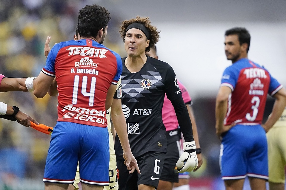 Guillermo Ochoa encaró a 'Pollo' Briseño tras falta sobre Giovani dos Santos en el Clásico Nacional (Imago7)
