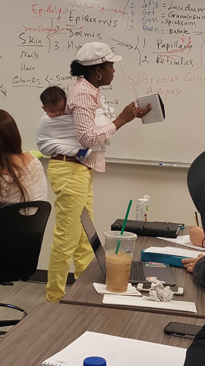 La profesora cargo al bebé durante tres horas.(Twitter @AnnaKhadejah)