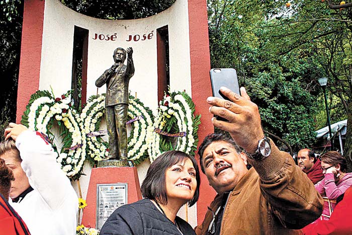 En México algunas parejas cantaron y se tomaron fotos frente a su efigie. Alfonso Manzano