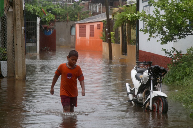 'Narda' dejó inundaciones a su paso por las costas de Guerrero/Cuartoscuro.