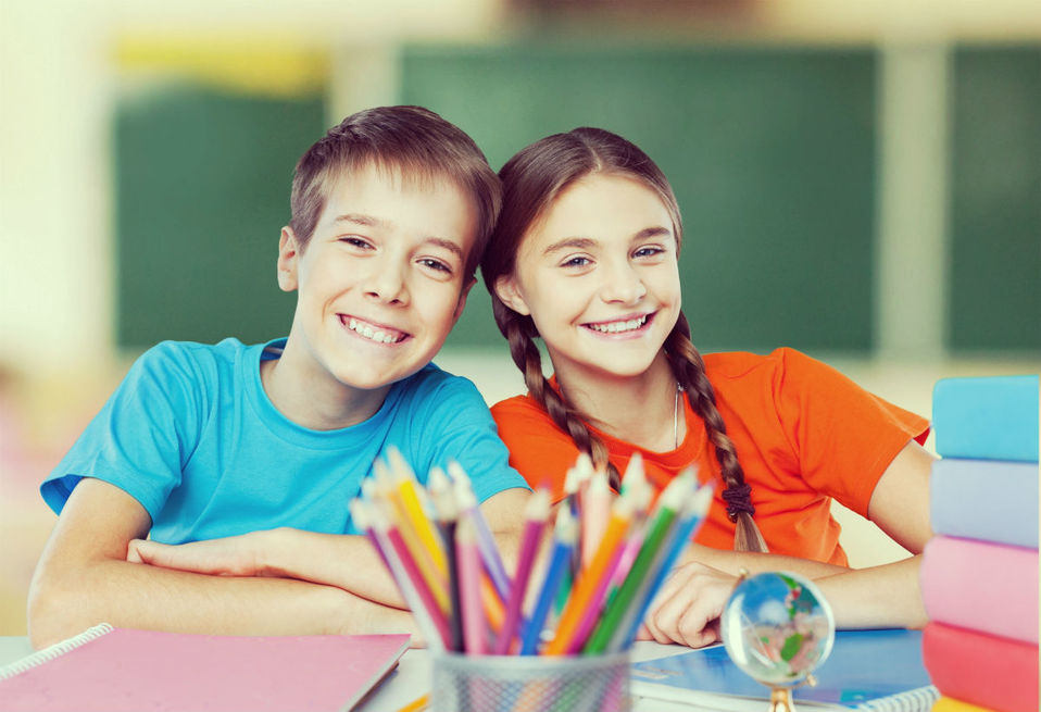 Los niños que tengan pareja deben terminar con ellas en una fecha especifica. (Shutterstock)