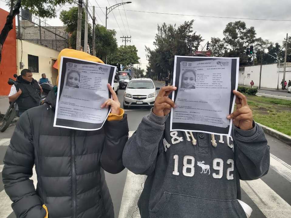 Padres de familia apoyados de vecinos de Iztapalapa denunciaron la desaparición de las menores. /César Velázquez