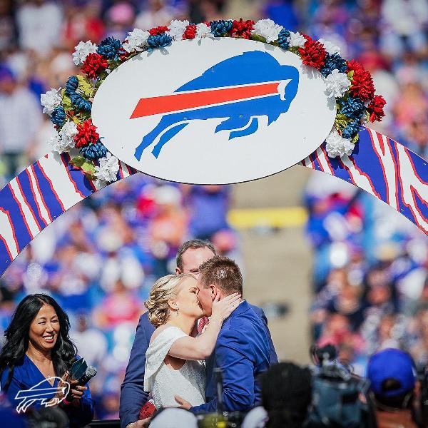 Pareja se casa en partido de los Bills (Twitter @BuffaloBills)