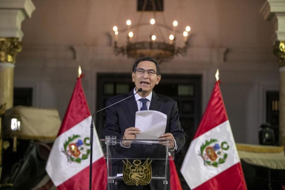 El presidente del Perú, Martín Vizcarra, anunciando en cadena nacional la disolución del parlamento. (EFE)