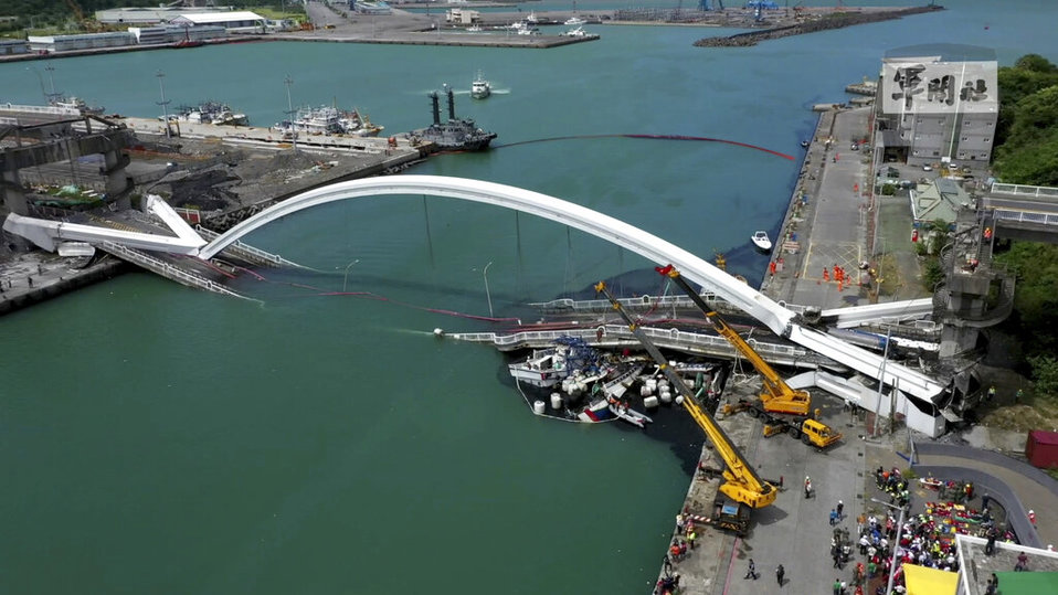 Se desconoce la causa del derrumbe de este puente, construido en 1998 sobre un puerto pesquero. AP