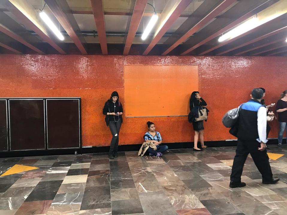 Los espacios donde estaban las placas en alusión al ex presidente Gustavo Díaz Ordaz. (Cinthya Sttetin)