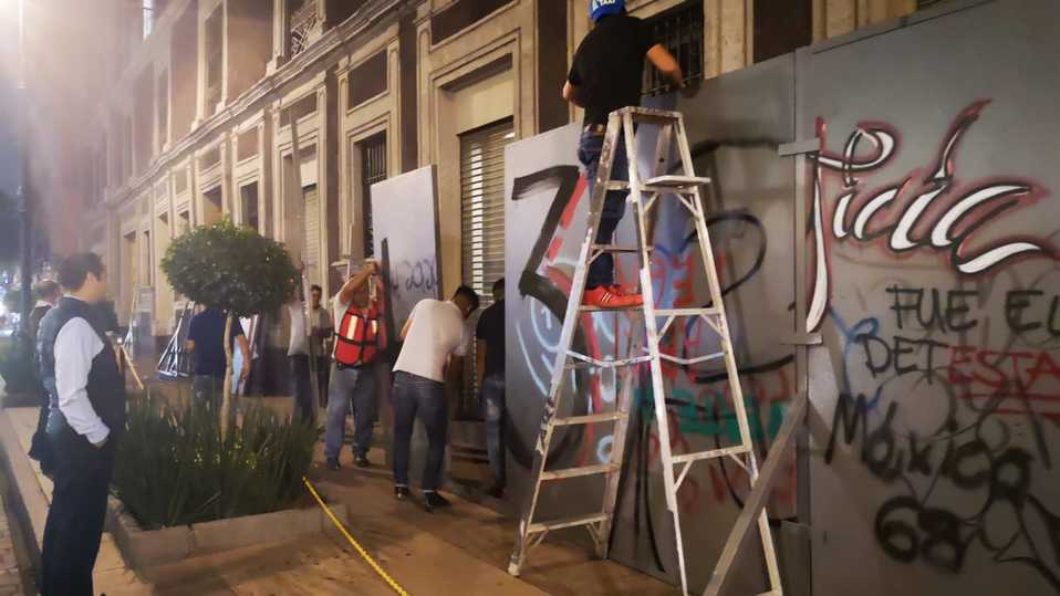 Se espera que esta madrugada concluya la instalación de láminas y vallas para proteger los inmuebles. (Gabriel Ortega)
