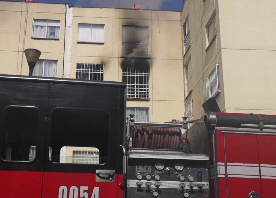 El fuego se originó en el edificio H del fraccionamiento Arcos de Aragón. | César Velázquez
