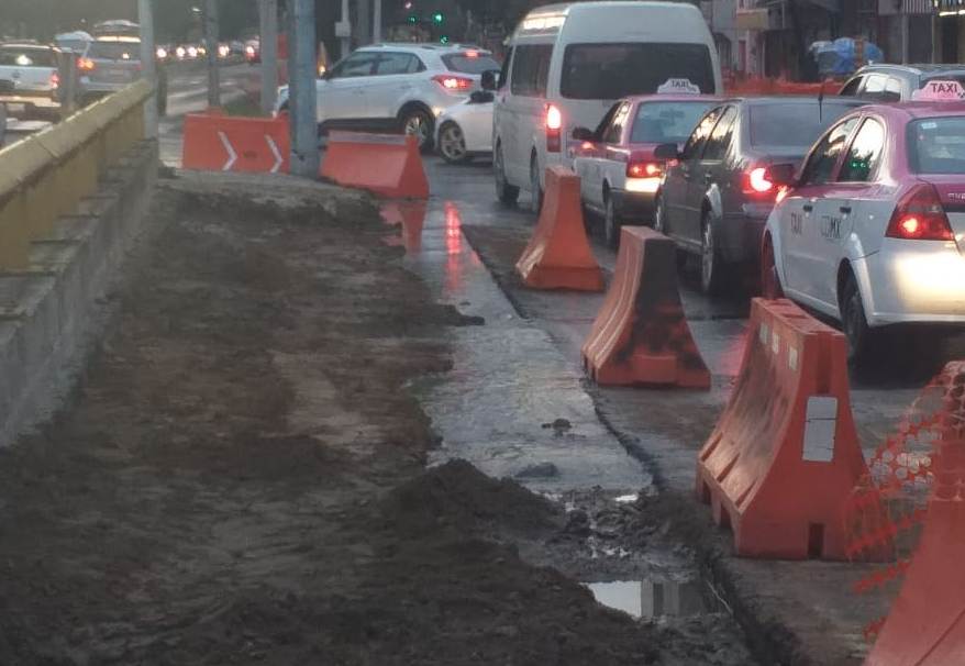 La fuga de agua se originó en el carril lateral de avenida Chapultepec.  | César Velázquez