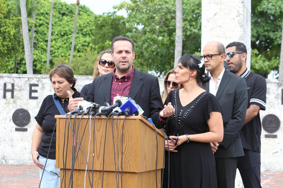 José Joel y Marysol en conferencia de prensa en Miami (Jorge Carballo).