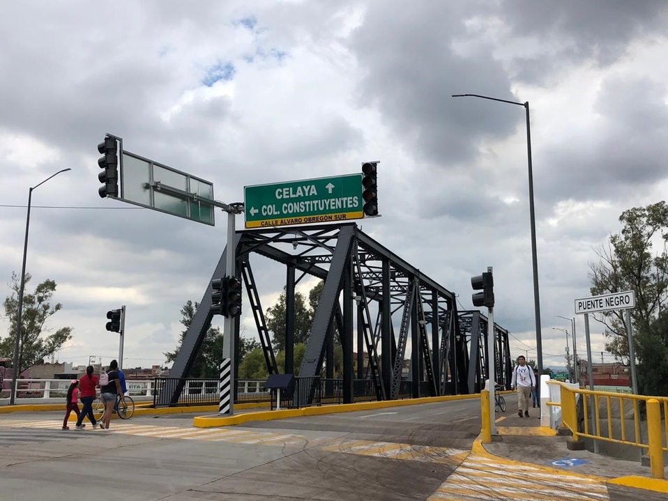 Cada uno con una longitud de 75 metros con dos carriles de circulación y banquetas a los costados. Especial.