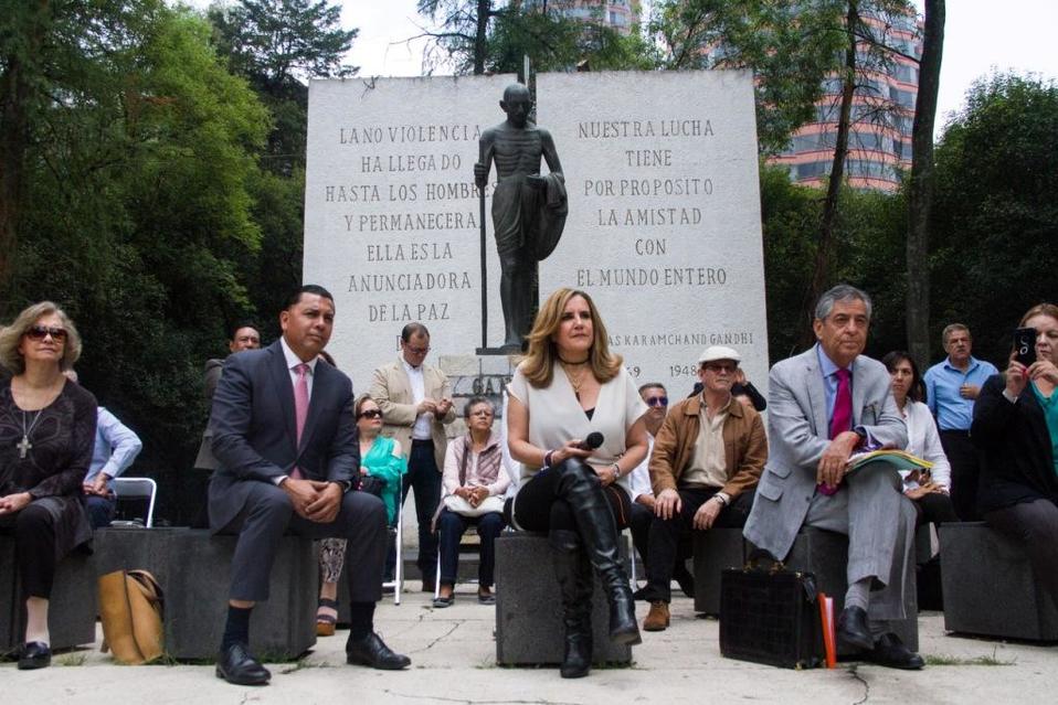 La organización Redes Ciudadanas en diálogo frente al monumento de Gandhi sobre Reforma. (Cuartoscuro / Archivo)
