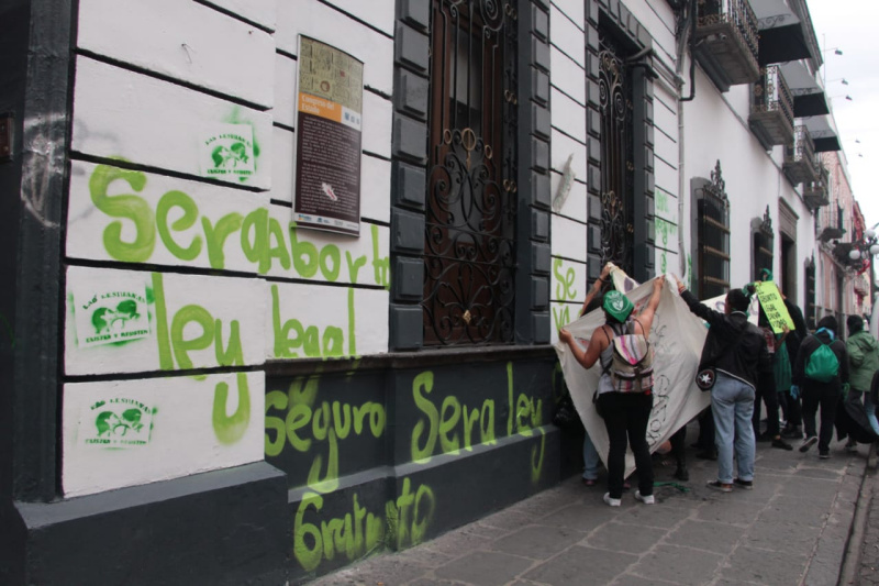 Pintas en el Congreso del estado realizadas por mujeres a favor del aborto (Melanie Torres)