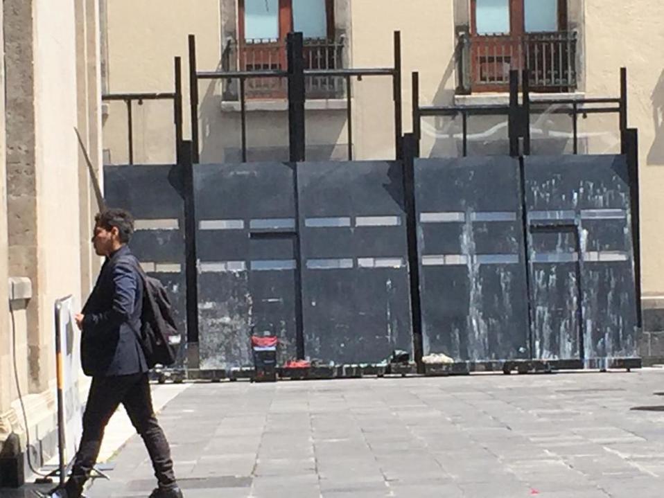 Las puertas de metal que se instalarán fueron comparadas en el sexenio de Peña Nieto. (Especial)