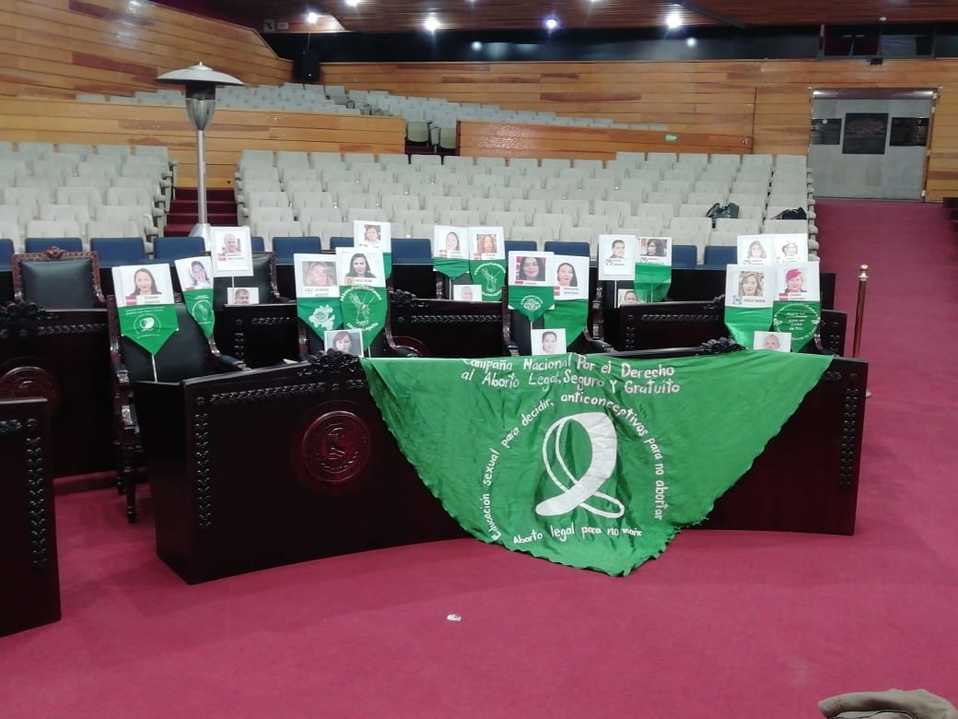 Activistas protestan ante la falta de quórum para analizar iniciativa sobre la interrupción legal del embarazo. (Cortesía)