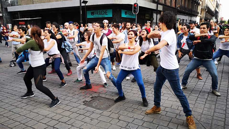 Los alumnos de la Escuela Nacional de Danza Nellie y Gloria Campobello y del INBA bailaron durante la marcha. (Especial)