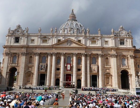 Una circular de la gendarmería vaticana indica con fotos, nombres y cargos a las cinco personas que fueron "suspendidas por precaución".  (AP)
