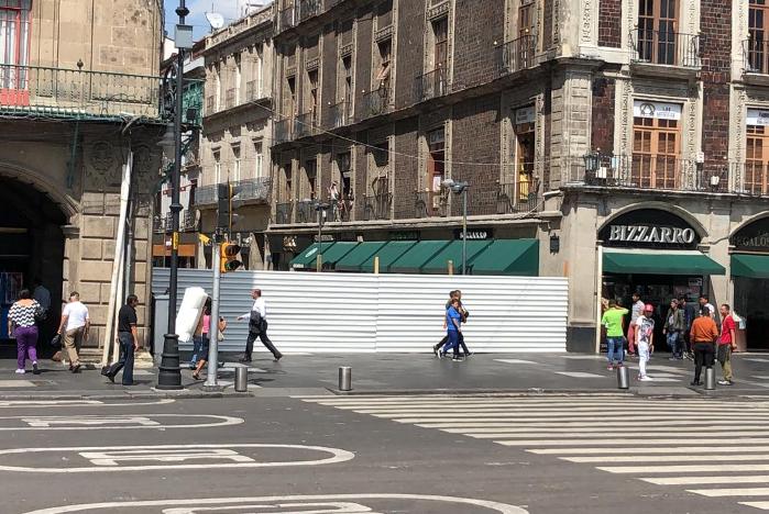 Colocan tapiales y vallas en edificios del Centro Histórico previo a marcha. | Jorge Almazán