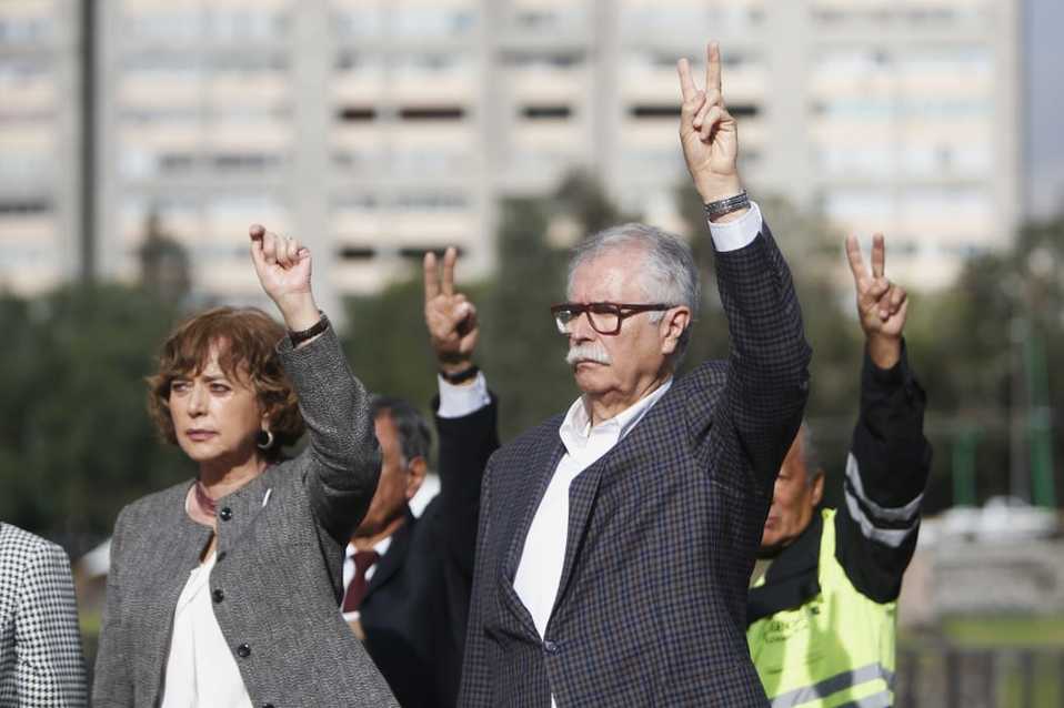 Se colocó un arreglo floral y se guardó un minuto de silencio durante la ceremonia conmemorativa. /Ariana Pérez
