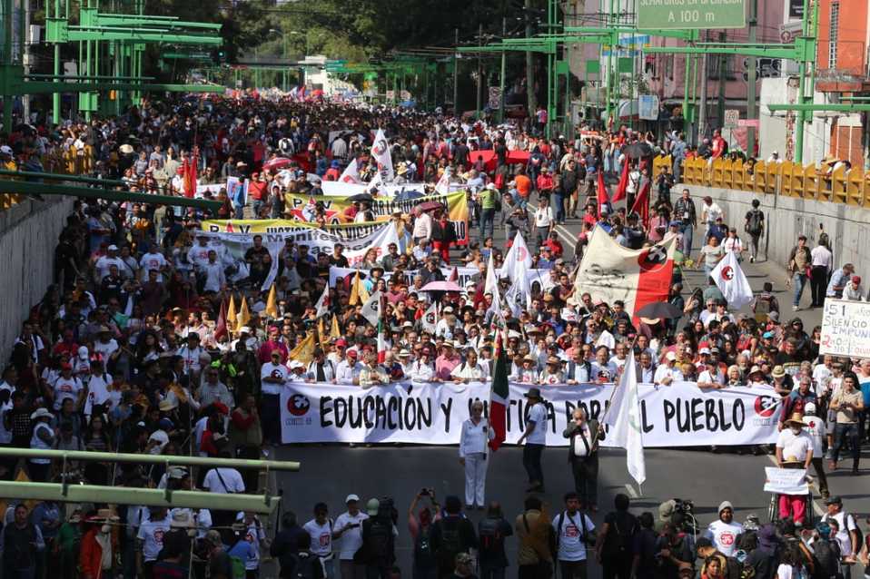 El contingente de la marcha del 2 de octubre avanza en el bajo puente de Eje Central. (Javier Ríos)