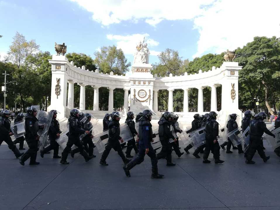 Elementos de la SSC corren sobre el Hemiciclo a Juárez en marcha del 2 de octubre. (Raymundo César)
