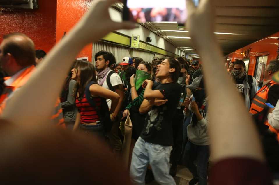 Algunos encapuchados llegaron al Metro Tlatelolco para participar en la marcha. (Juan Carlos Bautista)