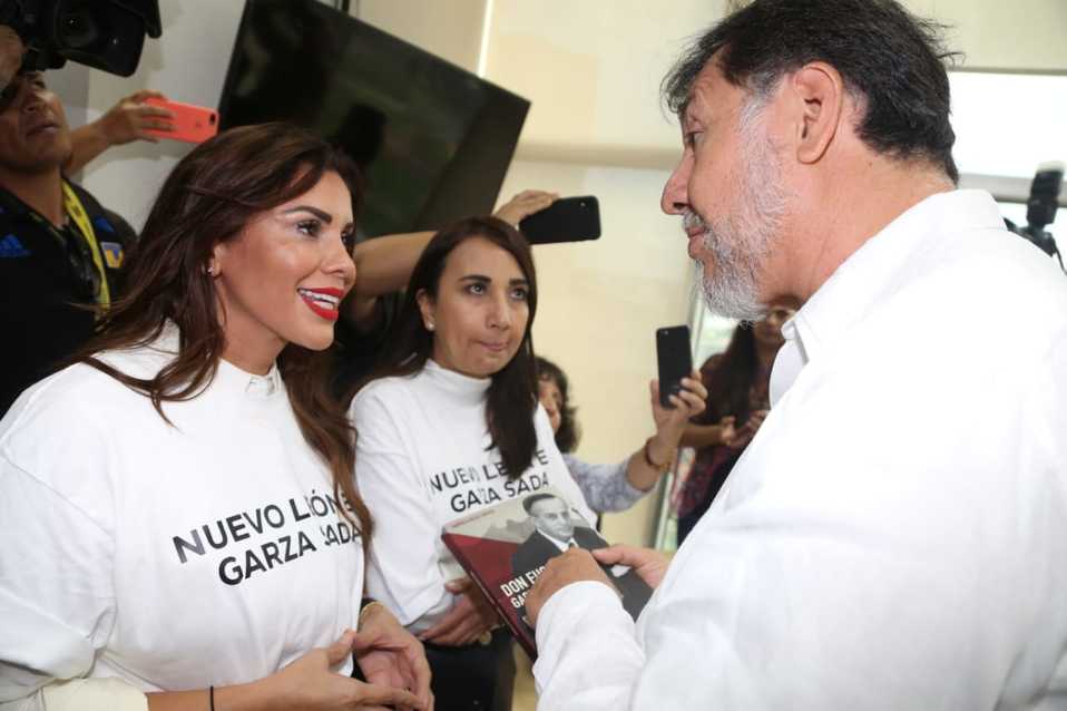 Karina Barrón e Ivonne Bustos entregaron un libro biográfico de Eugenio G. Sada a Noroña tras su visita a NL. (Foto: Jorge López)