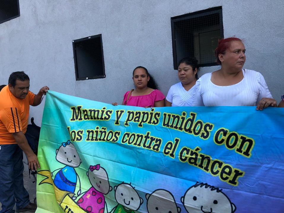Padres de familia de niños con cáncer se manifestaron este miércoles frente a la Torre Pediátrica de Veracruz. (Isabel Zamudio)