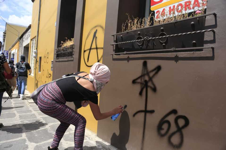 Pintas realizadas durantela marcha por el 2 de octubre (Andrés Lobato)