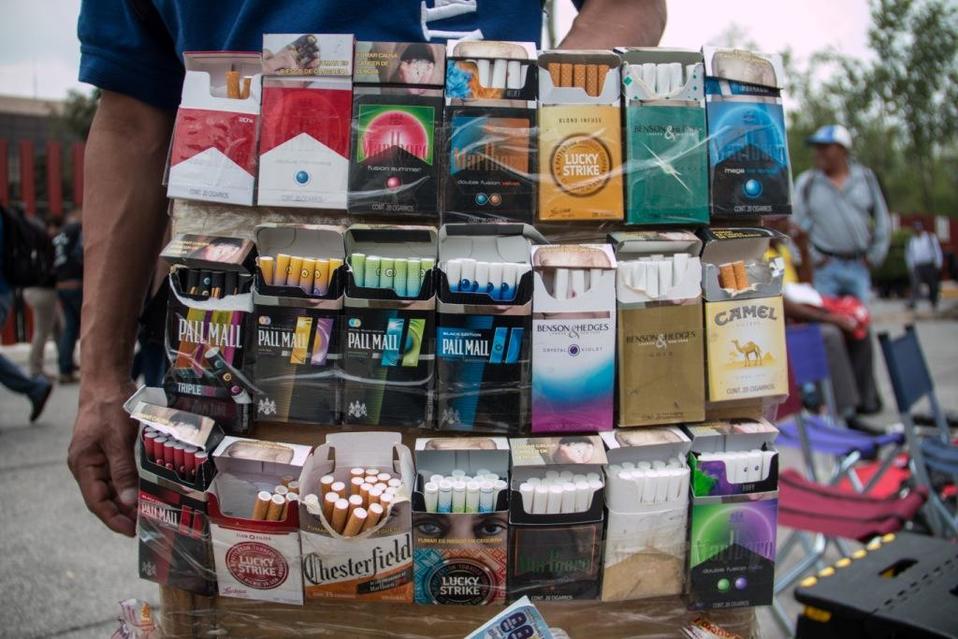 Puesto de cigarros en la vía pública con distintas marcas. (Cuartoscuro / Archivo)