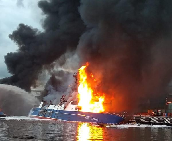 Para sofocar el incendio participan elementos especialistas a bordo de una embarcación tipo Defender./ Especial