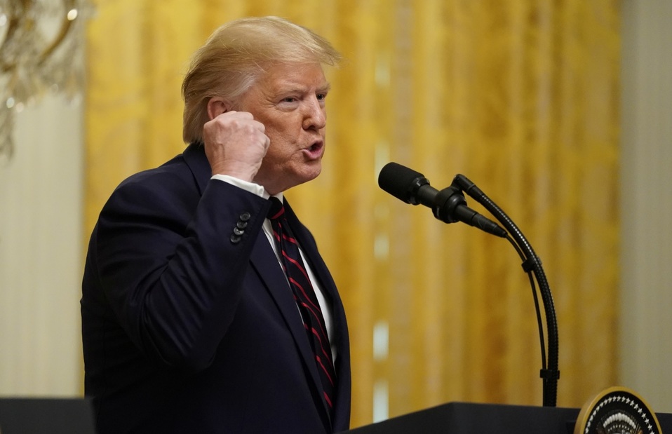 Trump en una rueda de prensa junto a su homólogo finlandés, Sauli Niinistö,