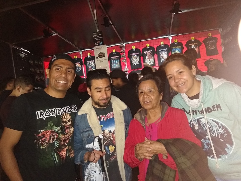 Usuario compartió momento de mamá que acompañó a hijo invidente al concierto de Iron Maiden (Facebook).