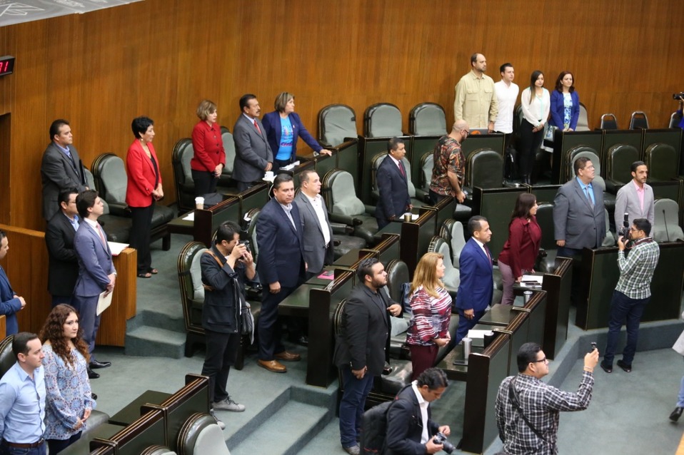 El voto para colocar el nombre del empresario en la pared de honor  fue unánime. ()