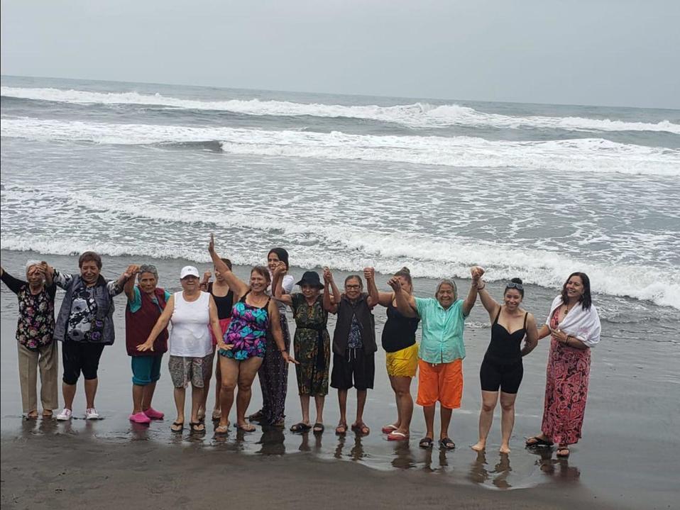 Los adultos mayores conocieron el mar con ayuda de las autoridades.