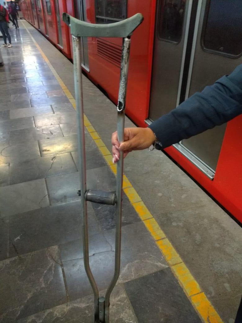 Autoridades del metro piden a sus usuarios no rebasar la línea amarilla de seguridad. /Twitter: @MetroCDMX