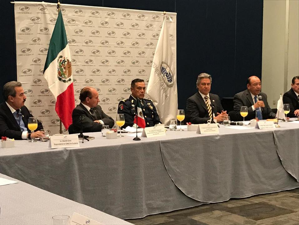 Autoridades militares de la XV Zona hablaron con miembros de la Iniciativa Privada (Elsa Martha Gutiérrez).