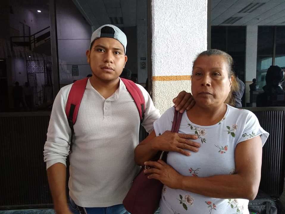 Los familiares  tuvieron que dormir afuera del hospital donde fue llevada Ana María./ Mariel Arroyo