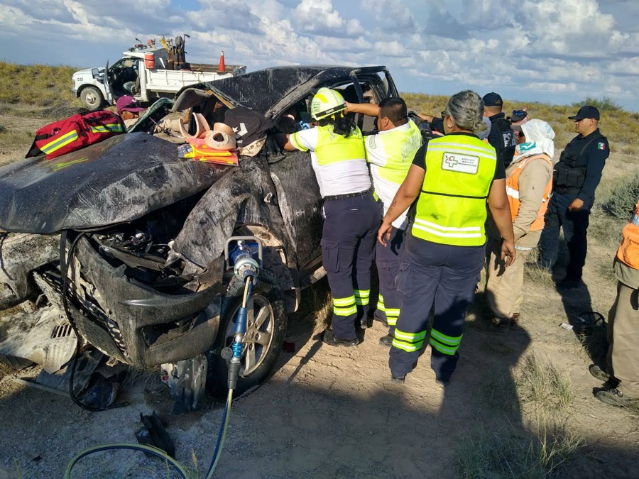 La Fiscalía General del Estado de Durango, indicaron que el piloto quedó prensado en el interior del vehículo. (Milenio Digital)