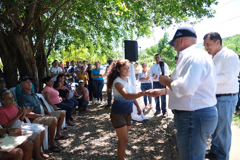 El Gobernador de Jalisco entregó cheques a familias afectadas por el huracán ‘Lorena’. (Cortesía)