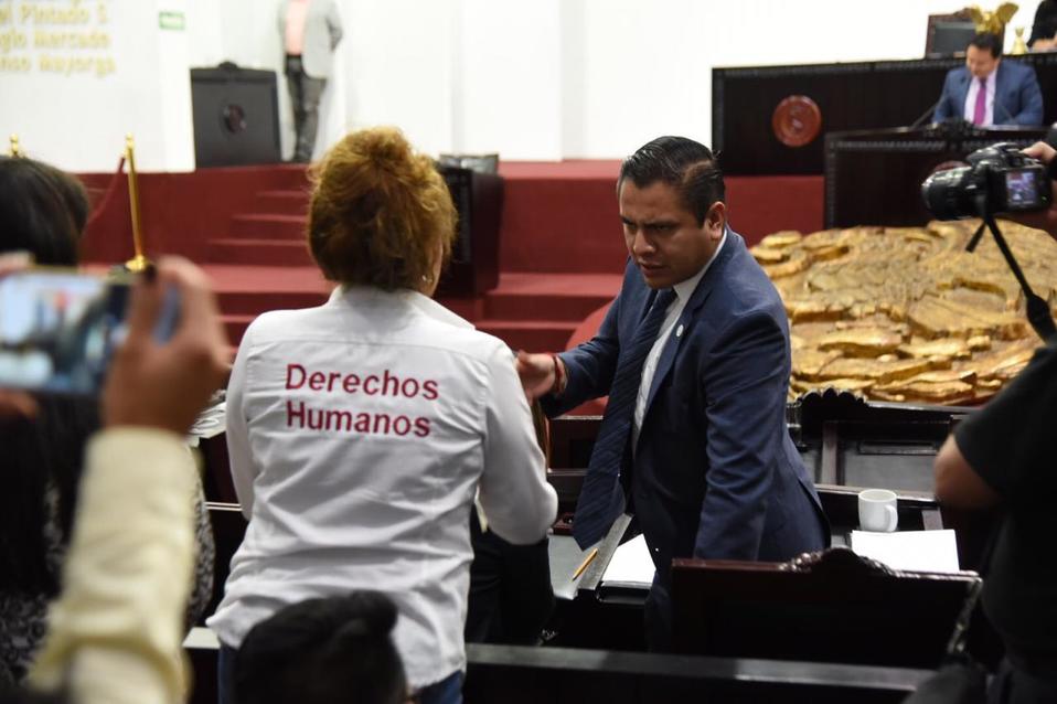 Jorge Mayorga es notificado por Irma Hernández sobre la queja en su contra. (Cortesía)