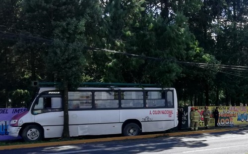 La unidad se contuvo por un árbol y una barda. (Especial)
